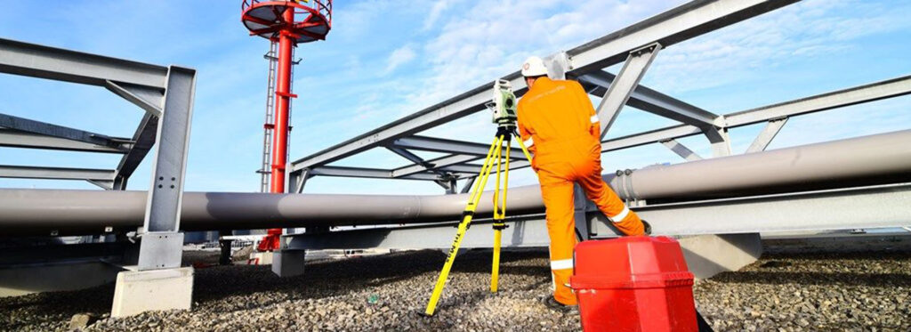 Industriële maatvoering op locatie | Coenradie Meetspecialist voert industriële maatvoering uit met een total station bij een staalconstructie en leidingwerk.